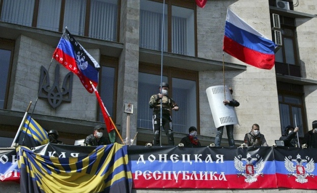 Административните сгради в Славянск са завзети от представители на „Народно опълчение на Донбас"