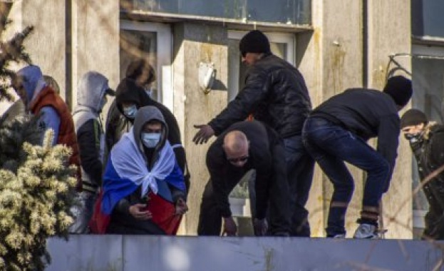 Въоръжени завзеха полицейско управление в Източна Украйна