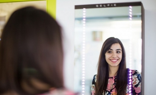 SELFIE огледало снима и публикува в Twitter