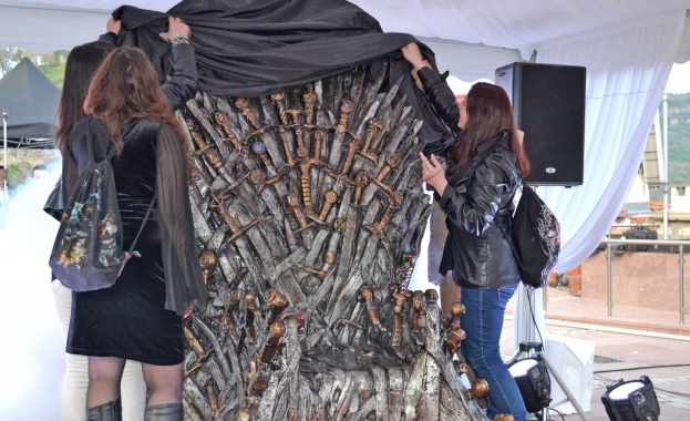 Тронът от Game of Thrones пристигна във Велико Търново