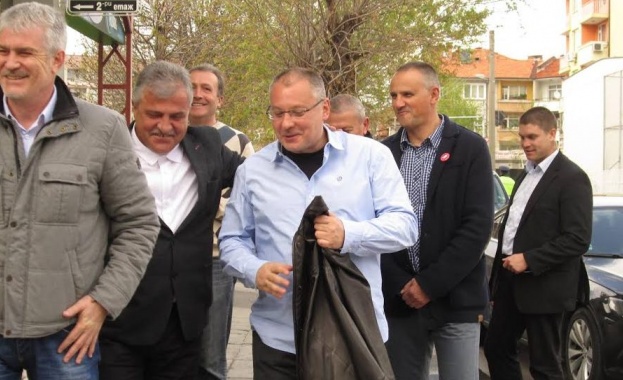 Станишев обеща намаляване на още лицензионни режими