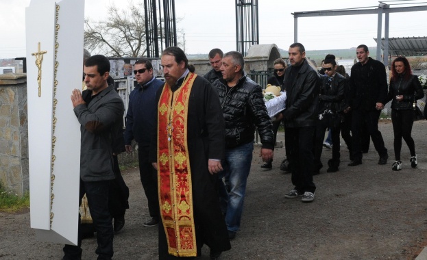 Поморие се сбогува с малката Алекс 