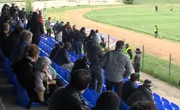 Бой на стадиона в Елин Пелин /видео/