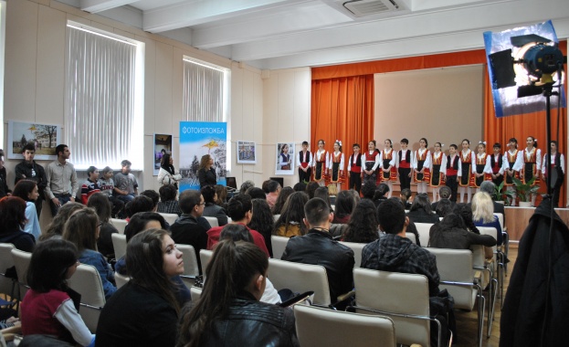 Фотоизложба сближава деца-бежанци с българските им връстници 