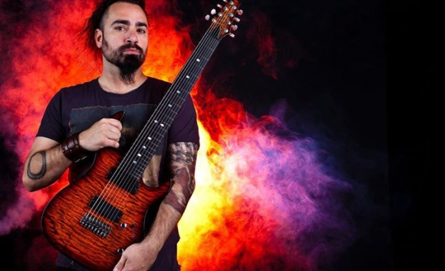 Почина бившият китарист на KORN Шейн Гибсън