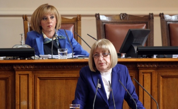Цачева очаква да й искат оставката пак, не била притеснена