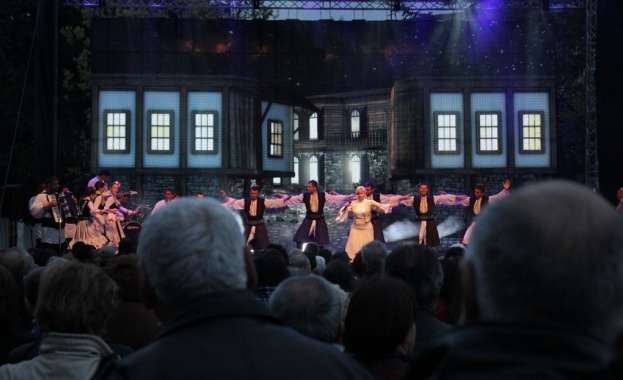 Повече от 5 000 пазарджиклии виха хора на „Да съхраним българското“