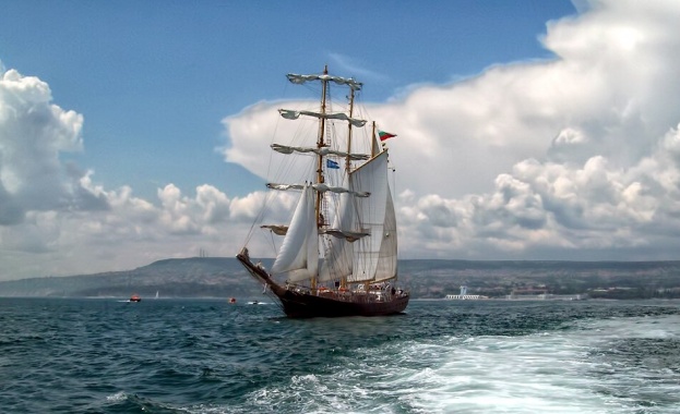 Министър Папазов ще валидира пощенска марка за ветрохода „Калиакра"