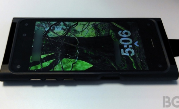 Смартфонът на Amazon с 6 камери позира пред обектива