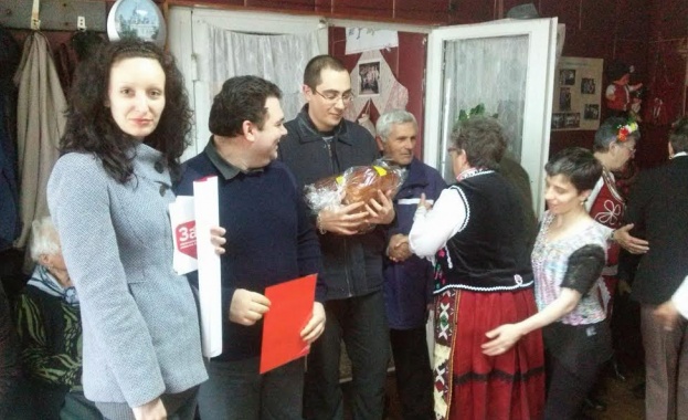 Младите от БСП подариха козунаци и яйца за Великден