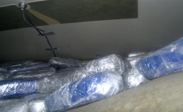 Спипаха 35 кг хероин в тайник в тавана на кола 