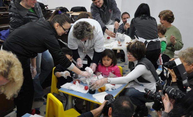 Малките пациенти в УМБАЛ „Александровска“ боядисаха яйца