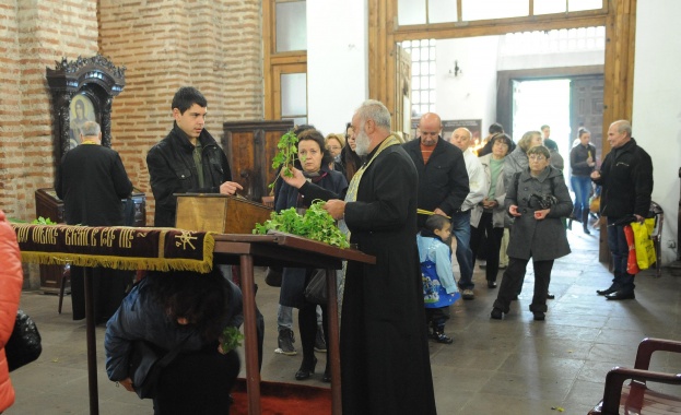 Столичани изпълниха храмовете 