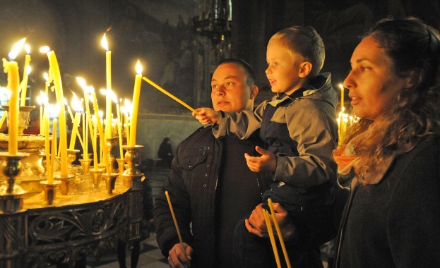 Едва петдесетина богомолци и туристи са посетили за Възкресенската служба