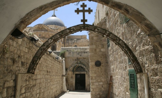 Хиляди вярващи изминаха "Пътя на болката"