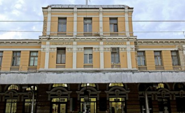 Търговци блокират подлеза на пловдивската гара 