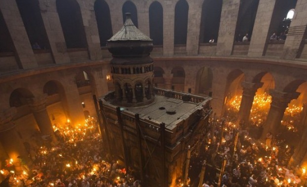 Благодатният огън слезе на Земята