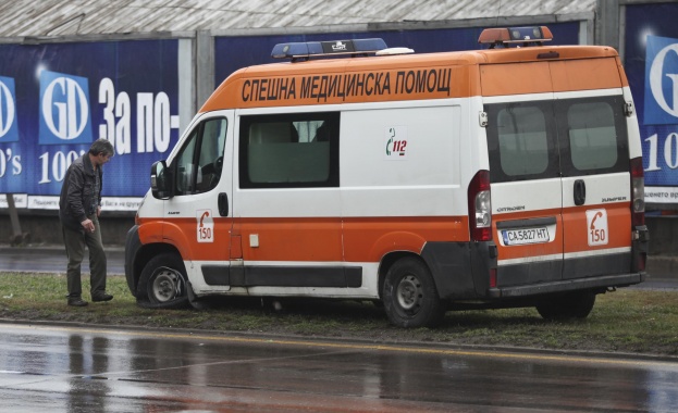 Линейка с пациент аварира в тревните площи край Подуяне