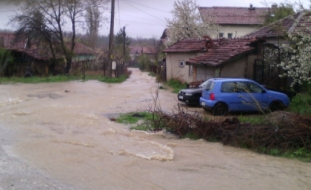 Потоп в Перник! Улици се превърнаха в реки, а мазета са под вода