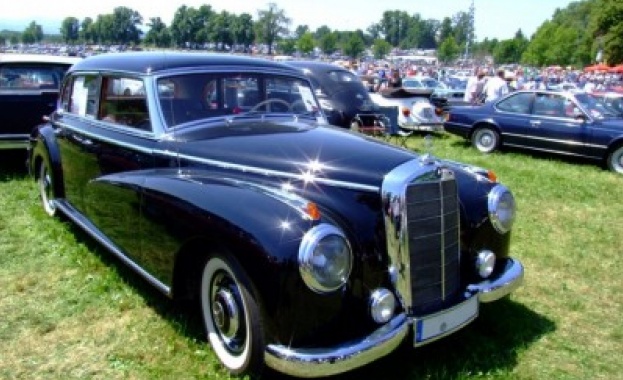 Продават лимузината на Тато на изложение в Монако