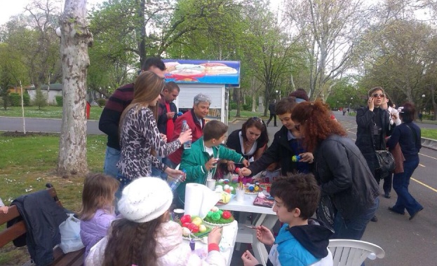 Младите социалисти зарадваха малчуганите в Бургас 