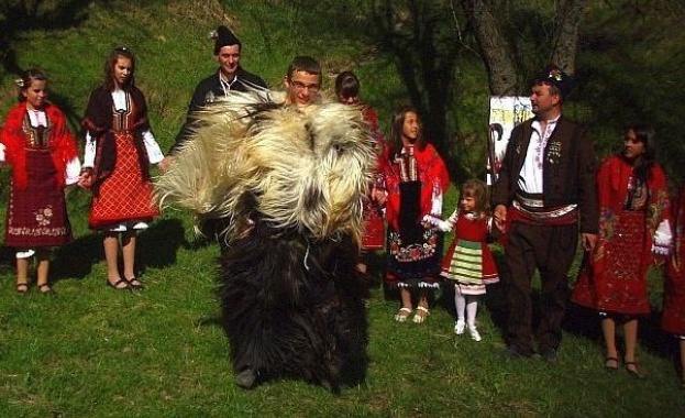 Великденски кукери гонят злото в Елешница