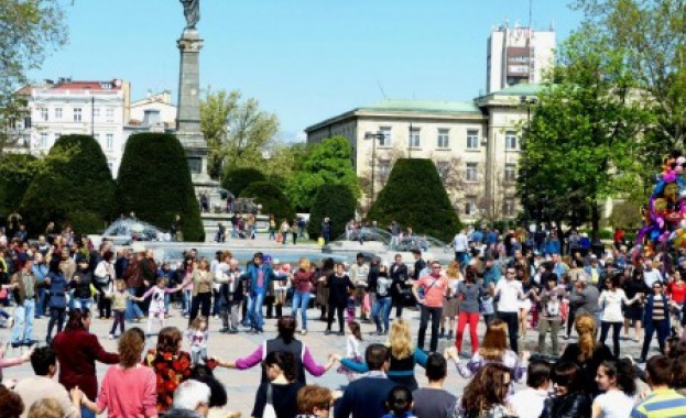 Стотици русенци извиха хоро на площада