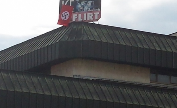 Нашариха Севлиево със свастики