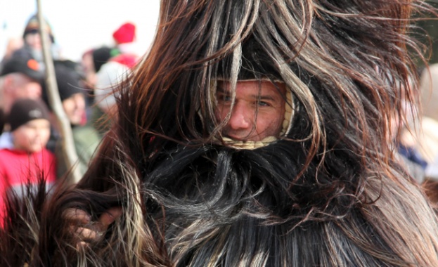 Чужденци надянаха кукерски премени на Великден 