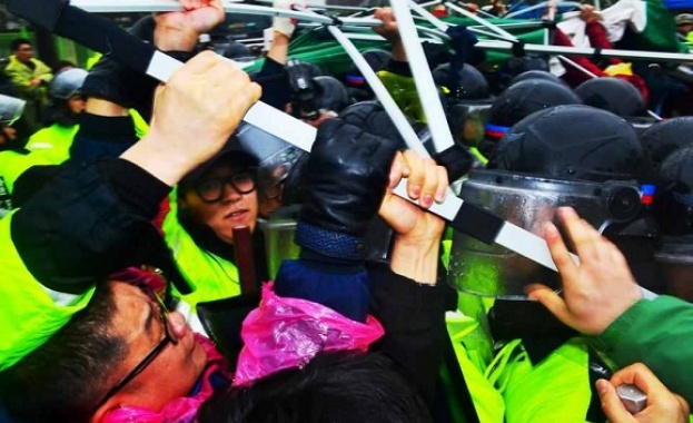 Роднини на загинали в потъналия ферибот налетяха на полицията /видео/