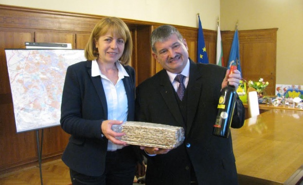 Бенвенисти дари Фандъкова с традиционните за Песах подаръци