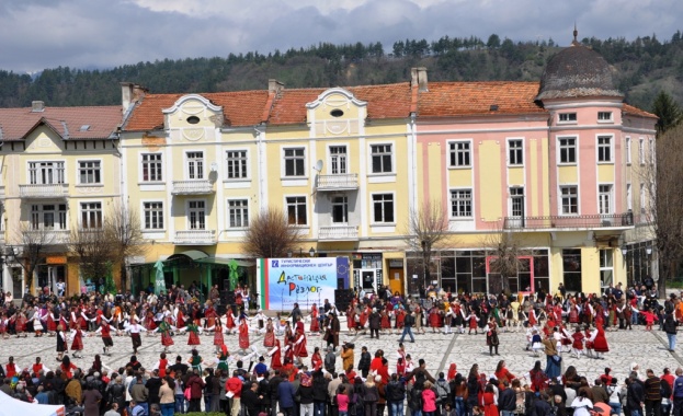 Любители на народните носии се събраха в Разлог