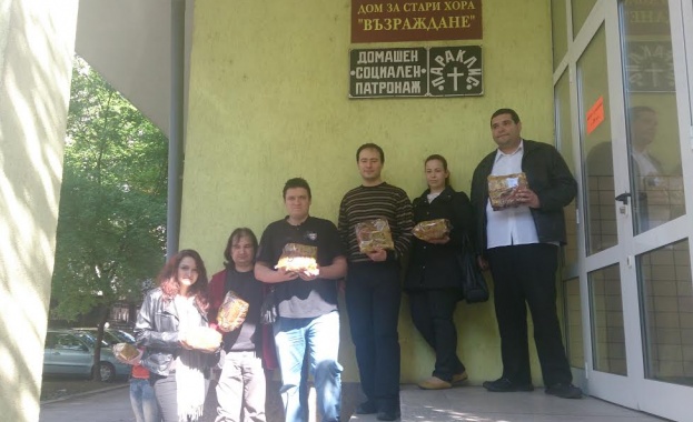 Млади социалисти дариха козунаци на старчески дом в Русе 