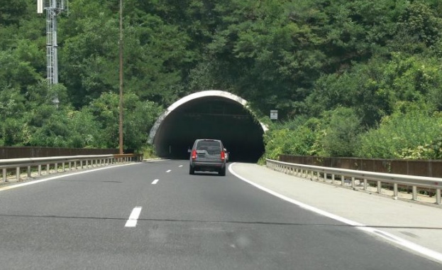 Движението в тунел „Мало Бучино“ на АМ „Струма“ ще e двупосочно в една тръба
