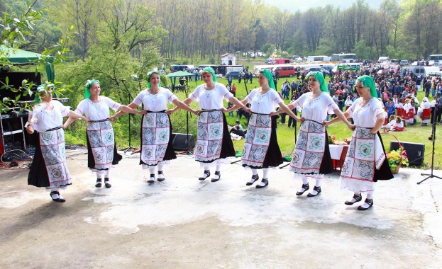 "Хоро на мъртвите" се изви под Албутинския манастир /снимки/