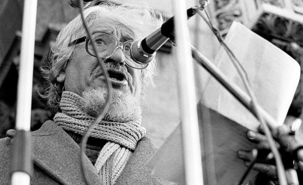 Откриха паметна плоча на Радой Ралин в Сливен