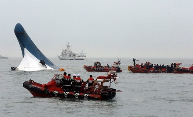 Над 30 загинали при корабокрушение на индонезийски ферибот