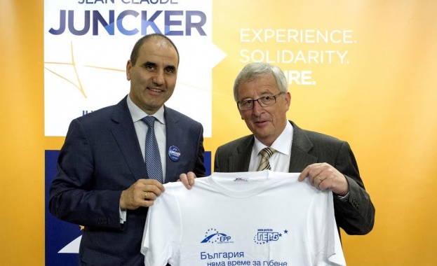 Цветанов подари на Юнкер фланелка със слогана на ГЕРБ