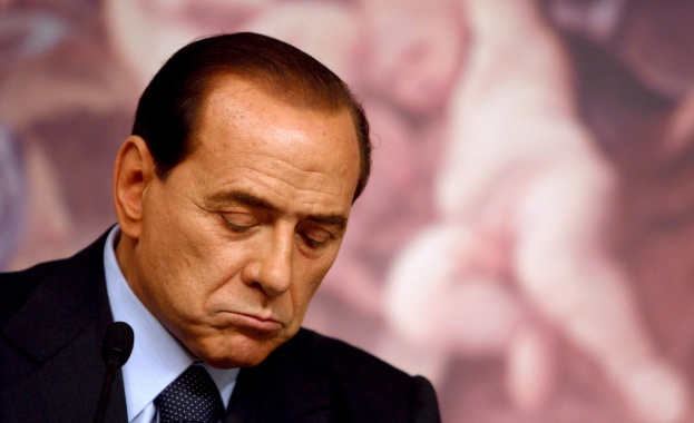 Берлускони си счупи глезена
