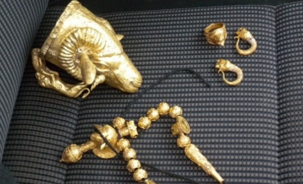 Уникални накити и чаша с глава на овен откриха криминалисти