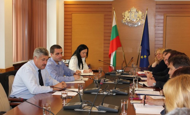 Абазов обсъди промени в Закона за тютюна с фирмите, преработващи суровината