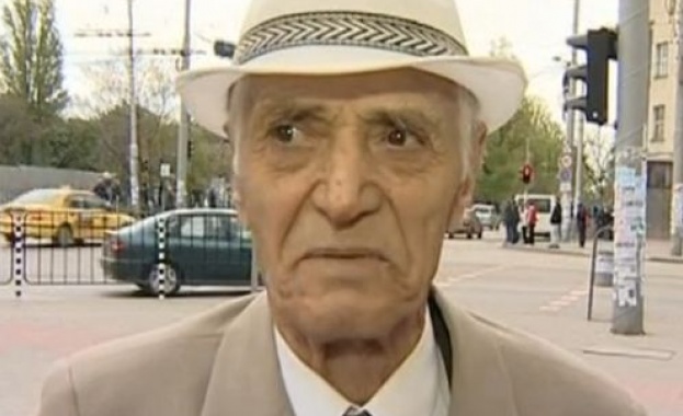 Измамници отвличат възрастни хора, за да сключват договори и изплащат телефони