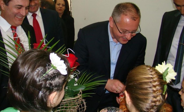 Посрещнаха с пита и мед Станишев в Кърджали