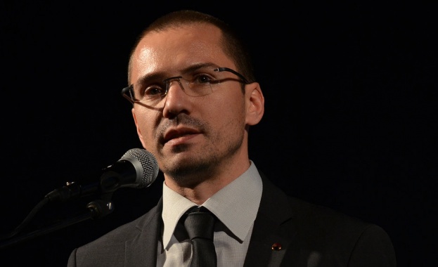 Джамбазки сигнализира ЕК за дискриминационен френски закон
