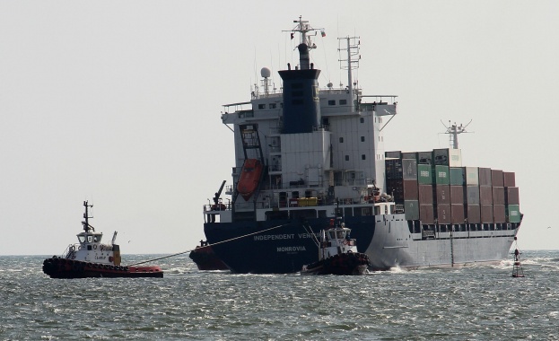 Товарен кораб заседна край Варна