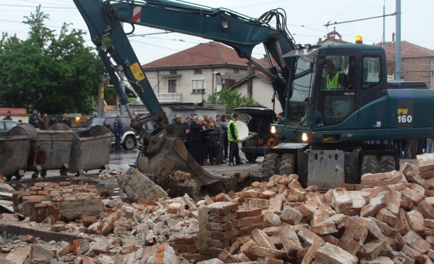 Събориха близо 70 незаконни постройки в "Столипиново"