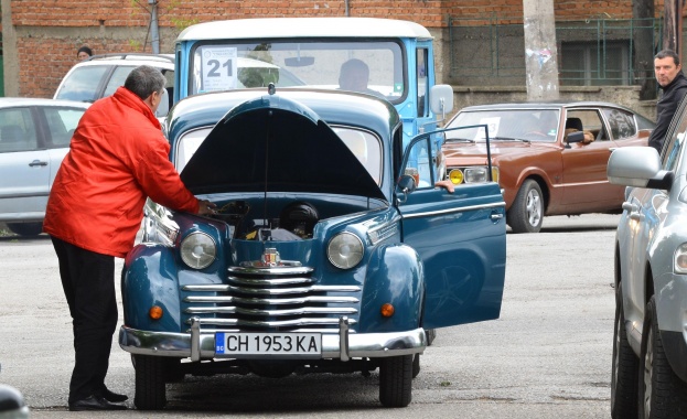 Над 100 автомобила ще се включат в ретро парад и