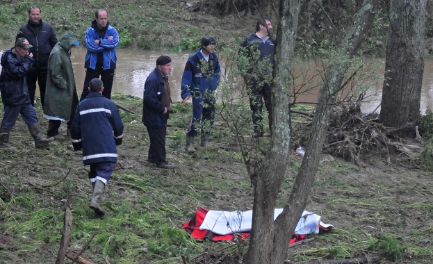 Преустановиха търсенето на изчезналото семейство, утре продължават