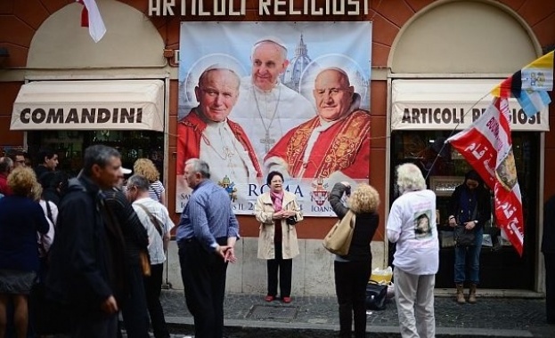 Папа Франциск обяви Йоан XXIII и Йоан Павел II за светци