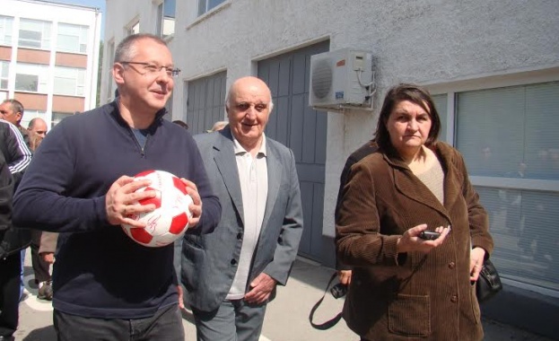 Ветерани на „Лудогорец" подариха топка с автографи на Станишев